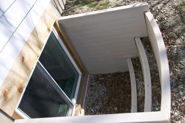 Egress window well with steps 